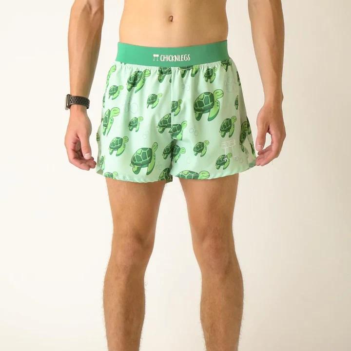 Pantalones cortos de running ChicknLegs de 4" con abertura para hombre
